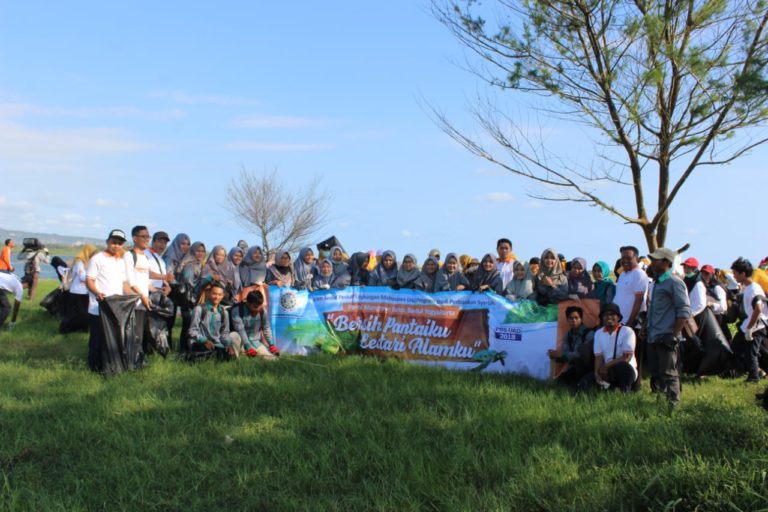 Mahasiswa perbankan syariah melakukan aksi bersih pantai